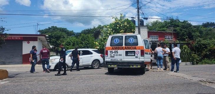 Automóvil se impacta con camellón en Misantla; dos heridos