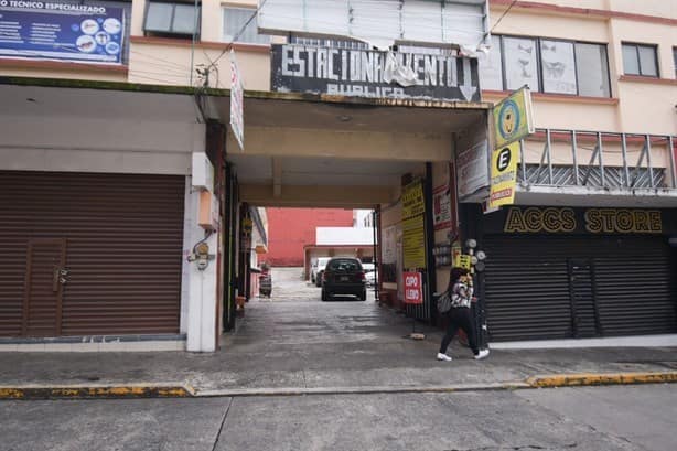 Costo de estacionamiento en centro de Xalapa hasta más caro que en una plaza comercial