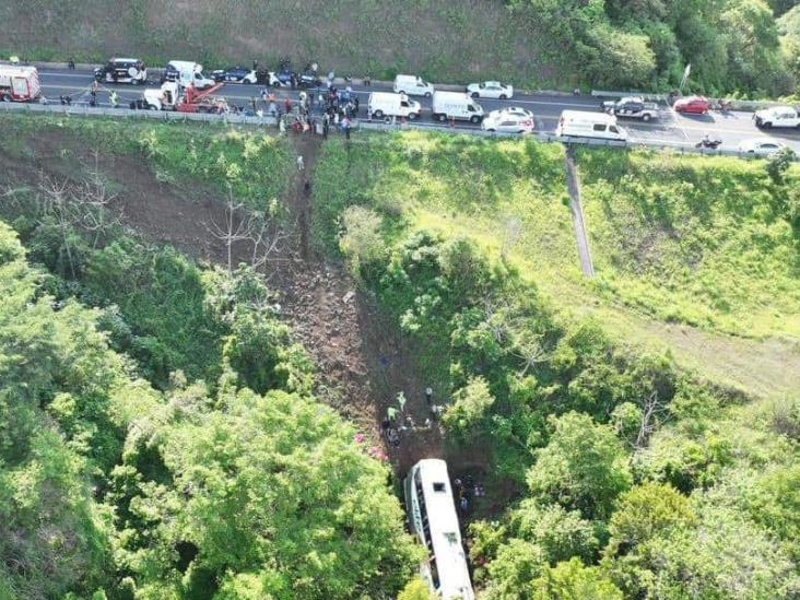 Tragedia en Nayarit: camión cae en barranco; hay 18 fallecidos