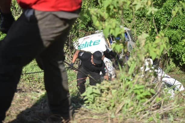 Tragedia en Nayarit: camión cae en barranco; hay 18 fallecidos