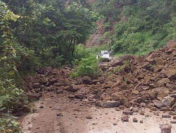 ¡Cuidado! Carretera Alto Lucero-Plan de las Hayas, cerrada por deslave