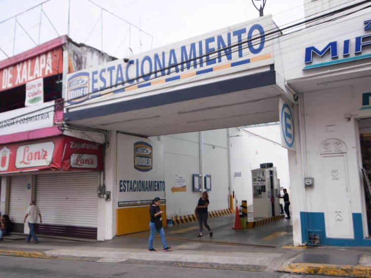 Costo de estacionamiento en centro de Xalapa hasta más caro que en una plaza comercial