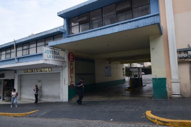 Costo de estacionamiento en centro de Xalapa hasta más caro que en una plaza comercial