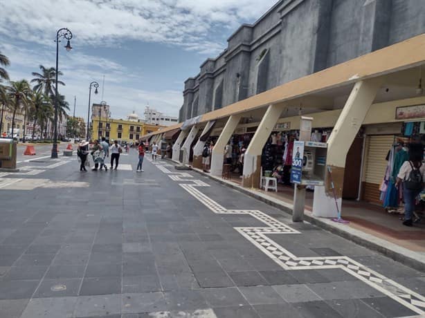 Más de 100 locales del mercado de artesanías en Veracruz son afectados por apagones