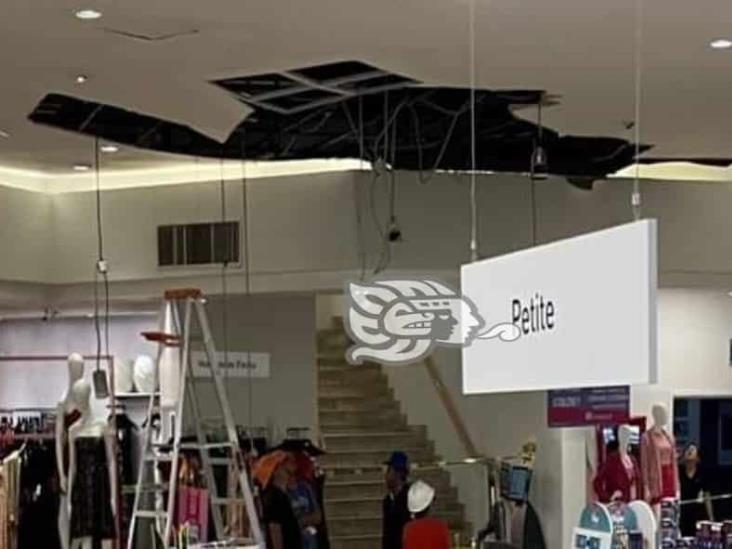 Cae plafón de tienda departamental en Plaza Crystal Xalapa