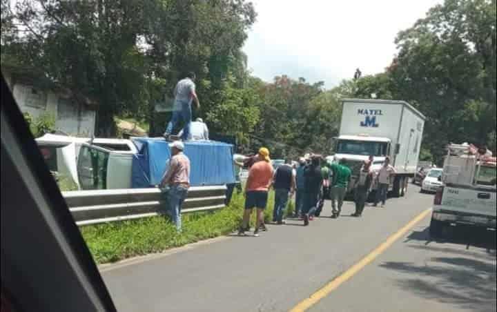 Vuelca camioneta con mercancía en carretera de Totutla