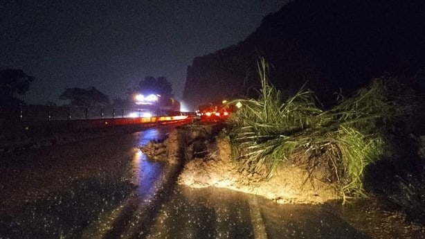 ¡Atento! Deslizamiento de tierra bloquea parcialmente la autopista Puebla-Córdoba