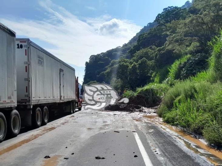 ¡Atento! Deslizamiento de tierra bloquea parcialmente la autopista Puebla-Córdoba