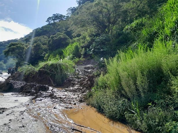 ¡Atento! Deslizamiento de tierra bloquea parcialmente la autopista Puebla-Córdoba