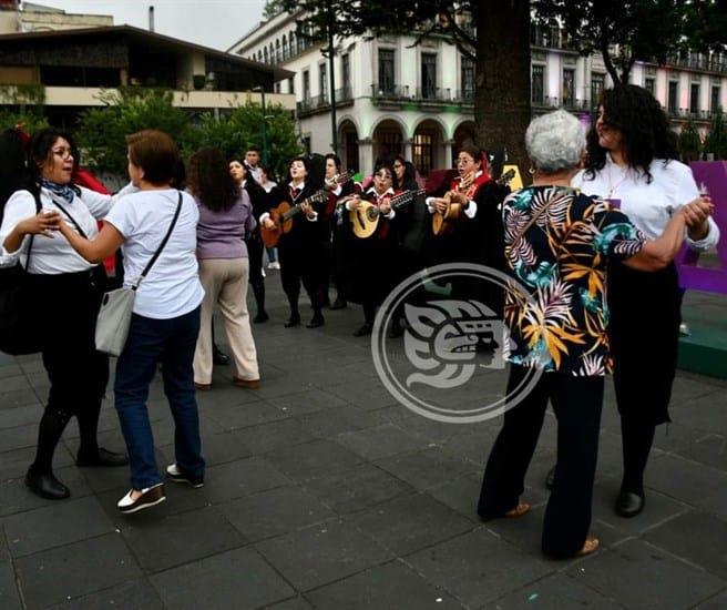 Tunas recorren calles de Xalapa con cánticos alegres