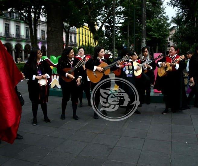 Tunas recorren calles de Xalapa con cánticos alegres