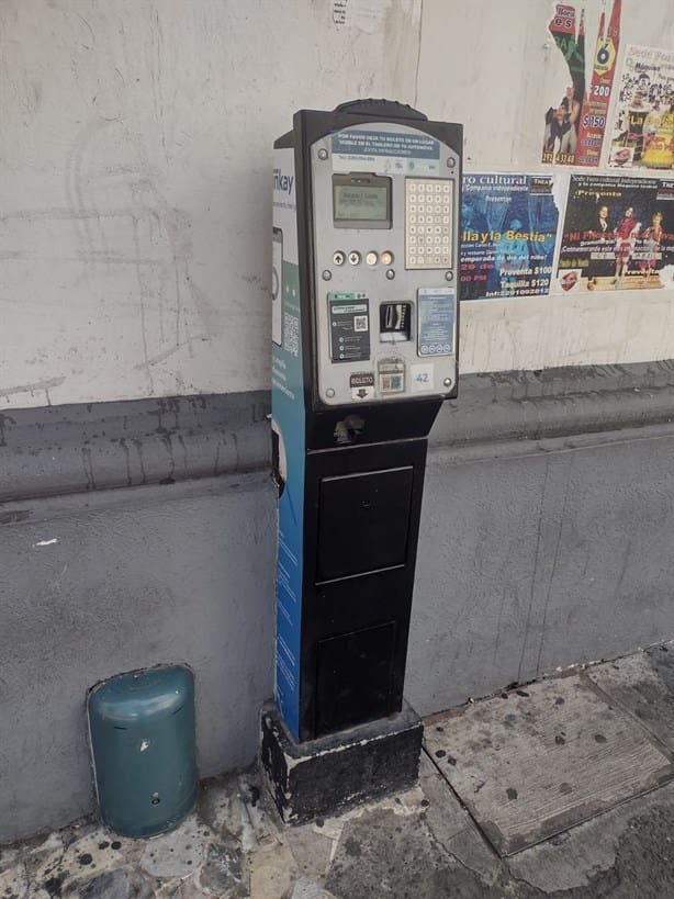 Retiran los parquímetros viejos del Centro de Veracruz; aún así se paga por “cajón”
