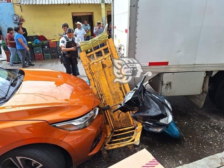 Operador de camión sufre convulsión y prensa una moto; en Córdoba