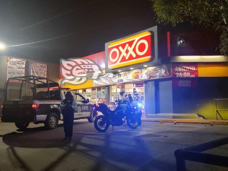 Así de fácil, sujeto roba productos de un Oxxo en Xalapa