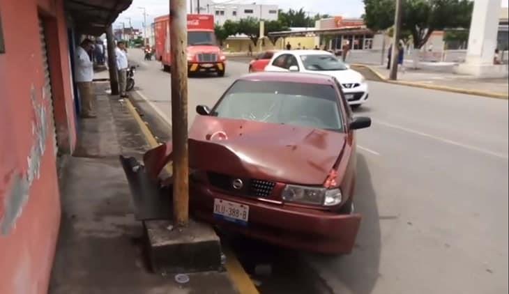 ¡Lo salva! Automóvil esquiva peatón pero se impacta contra poste; Misantla