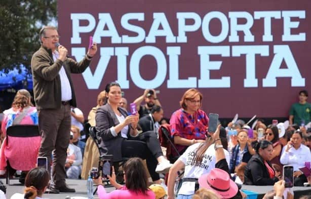 Ebrard presenta el “Pasaporte Violeta” para apoyar a mujeres que son jefas de familia