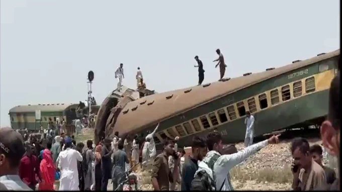 Se descarrila tren en Pakistán; reportan al menos 30 muertos (+Video)