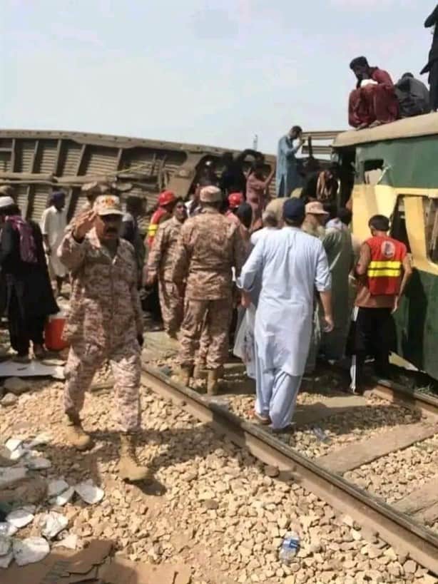 Se descarrila tren en Pakistán; reportan al menos 30 muertos (+Video)