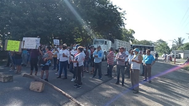 Cierran carretera Veracruz-Xalapa en repudio a relleno sanitario y granja avícola