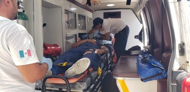Taxista embiste a motociclista en Cosamaloapan; hay dos heridos