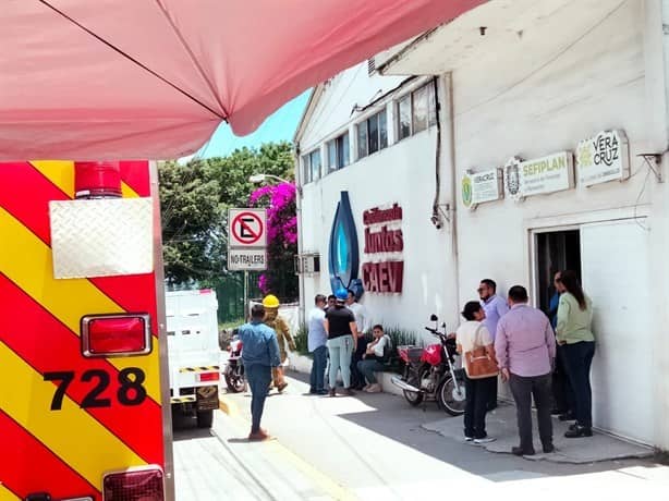 Evacuan oficinas de CAEV en Xalapa por fuerte olor a gas