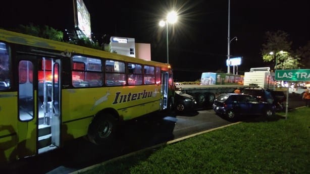 Autobús impacta varios autos frente a Plaza Américas Xalapa
