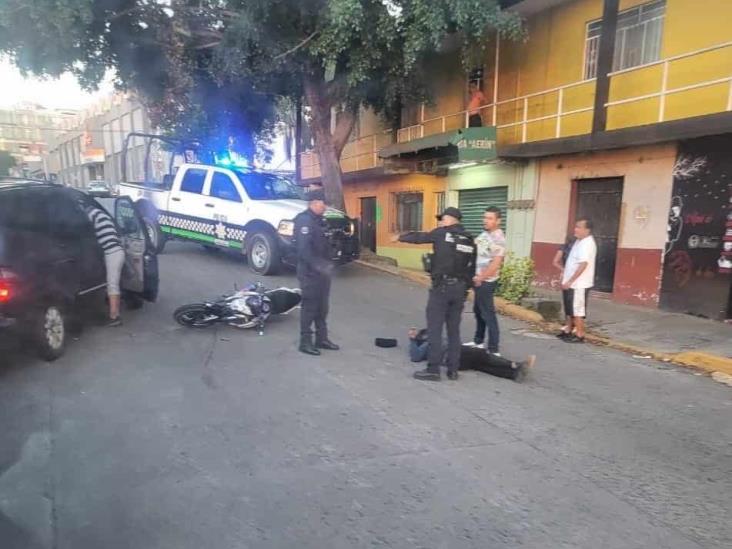 Motociclista se lesiona en choque en Chedraui Caram, en Xalapa