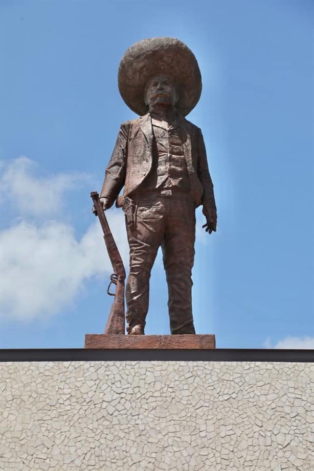 Develan en Veracruz la estatua más alta de Emiliano Zapata