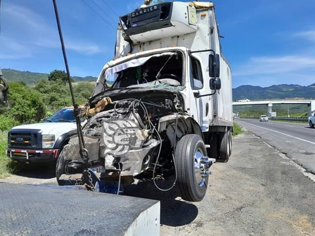 Vuelca camión cargado de lácteos en la Puebla-Orizaba; se desata rapiña