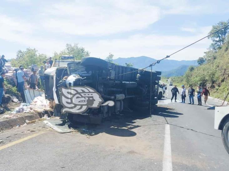 Vuelca camión cargado de lácteos en la Puebla-Orizaba; se desata rapiña