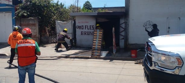 Flamazo en taller de mofles causa alarma en colonia Campo de Tiro de Xalapa
