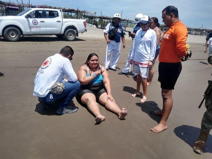 Xalapeña casi muere ahogada en Chachalacas ¡Se salva! 