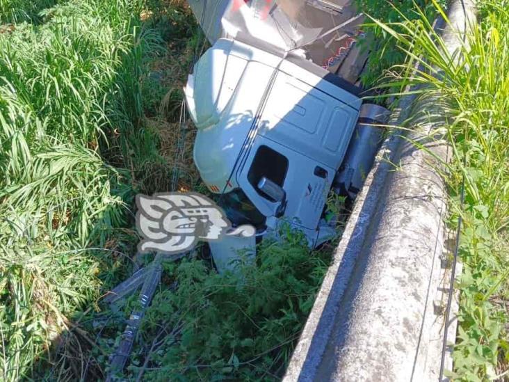 Tráiler derriba postes y cae a desnivel en la Orizaba-Córdoba; conductor queda prensado (+Video)