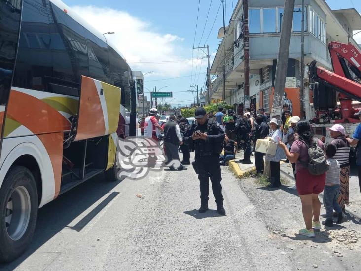 Autobús intenta ganar el paso y es impactado por tren en Mendoza