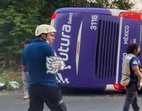 Vuelca autobús de pasajeros en norte de Veracruz; hay dos muertos y al menos 33 heridos