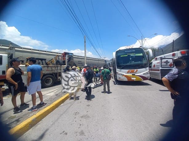 Autobús intenta ganar el paso y es impactado por tren en Mendoza