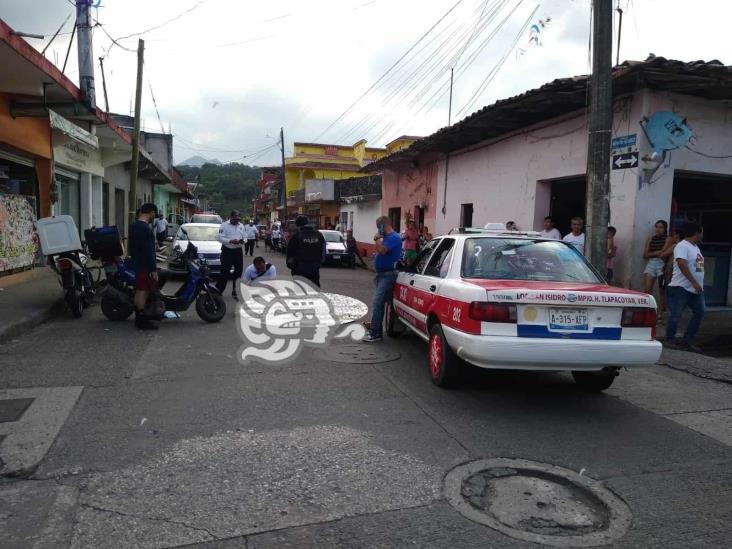 Menor resulta lesionada tras ser impactada por taxi en Tlapacoyan