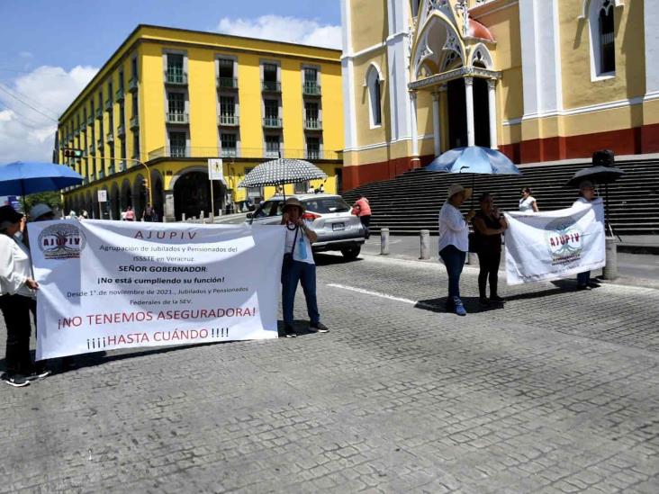 En demanda de pagos pendientes de años atrás, jubilados se manifestan en Xalapa