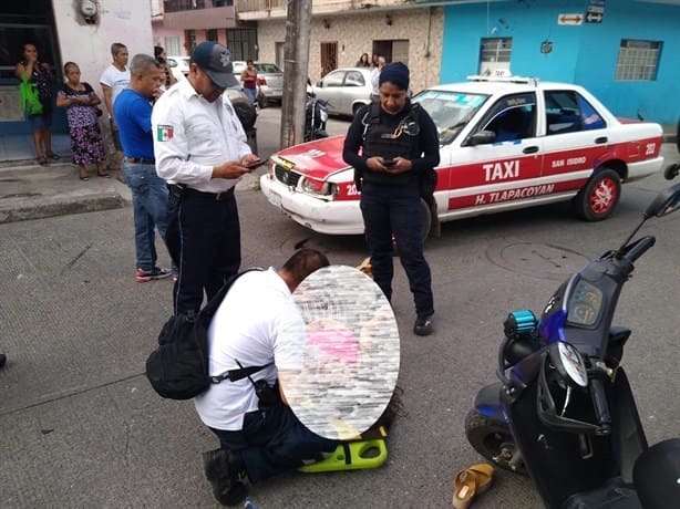 Menor resulta lesionada tras ser impactada por taxi en Tlapacoyan