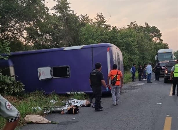 Vuelca autobús de pasajeros en norte de Veracruz; hay dos muertos y al menos 33 heridos