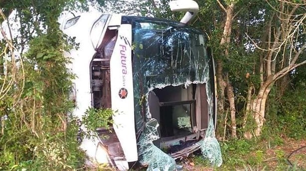 Vuelca autobús de pasajeros en norte de Veracruz; hay dos muertos y al menos 33 heridos