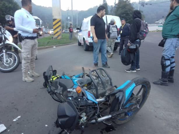 Grave, motociclista tras impactarse contra taxi en bulevar Banderilla