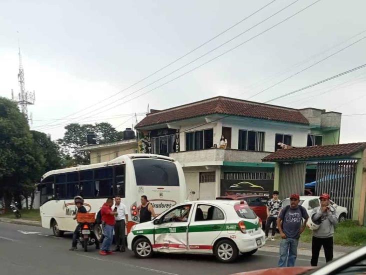 Grave, motociclista tras impactarse contra taxi en bulevar Banderilla