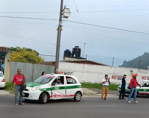 Grave, motociclista tras impactarse contra taxi en bulevar Banderilla