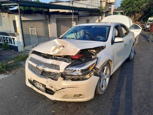 Fuerte accidente en Veracruz, camioneta fue proyectada contra un árbol