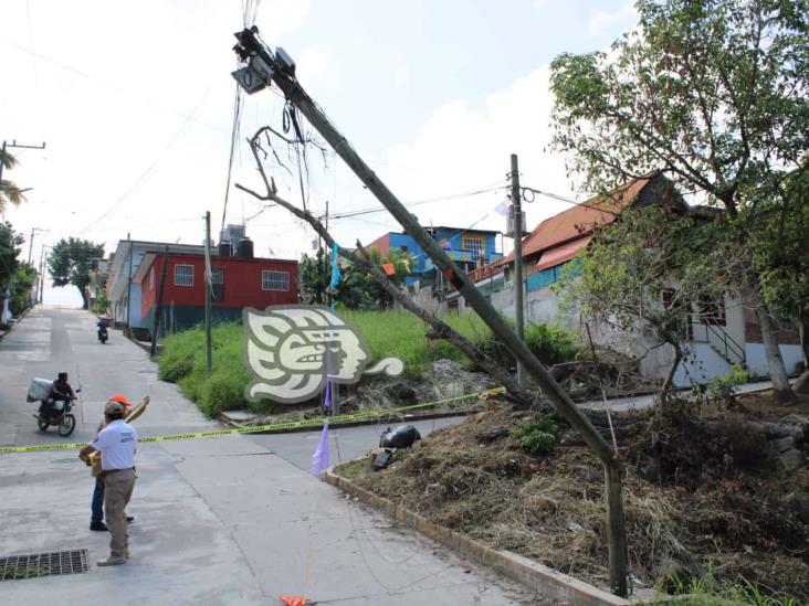 Poste de telefonía a punto de colapsar pone en riesgo a habitantes de Misantla