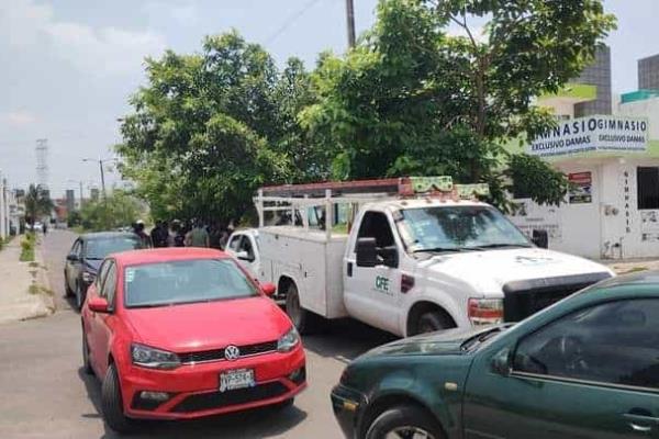 Retienen a empleados de CFE por constantes apagones en Dorado Real, en Veracruz