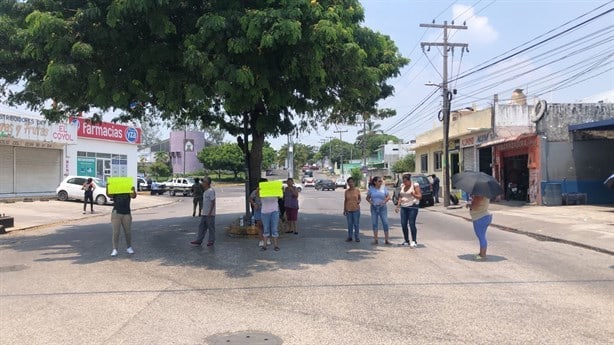 Bloquean la colonia Pocitos y Rivera en Veracruz por falta de electricidad | VIDEO