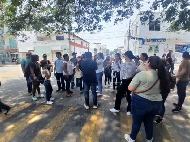 Alumnos de la UPN bloquean calles en Veracruz; exigen la entrega de su título | VIDEO
