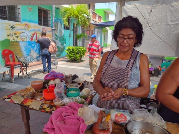 ¡Con leña o gas! Lupita mantiene vivas sus raíces participando en el festival de la Gorda y la Picada en Veracruz